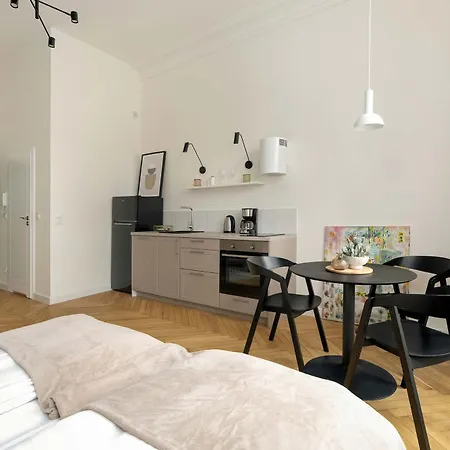 Апартаменти Bright Near The Zoo Kraszewskiego 17 By Heyrent *